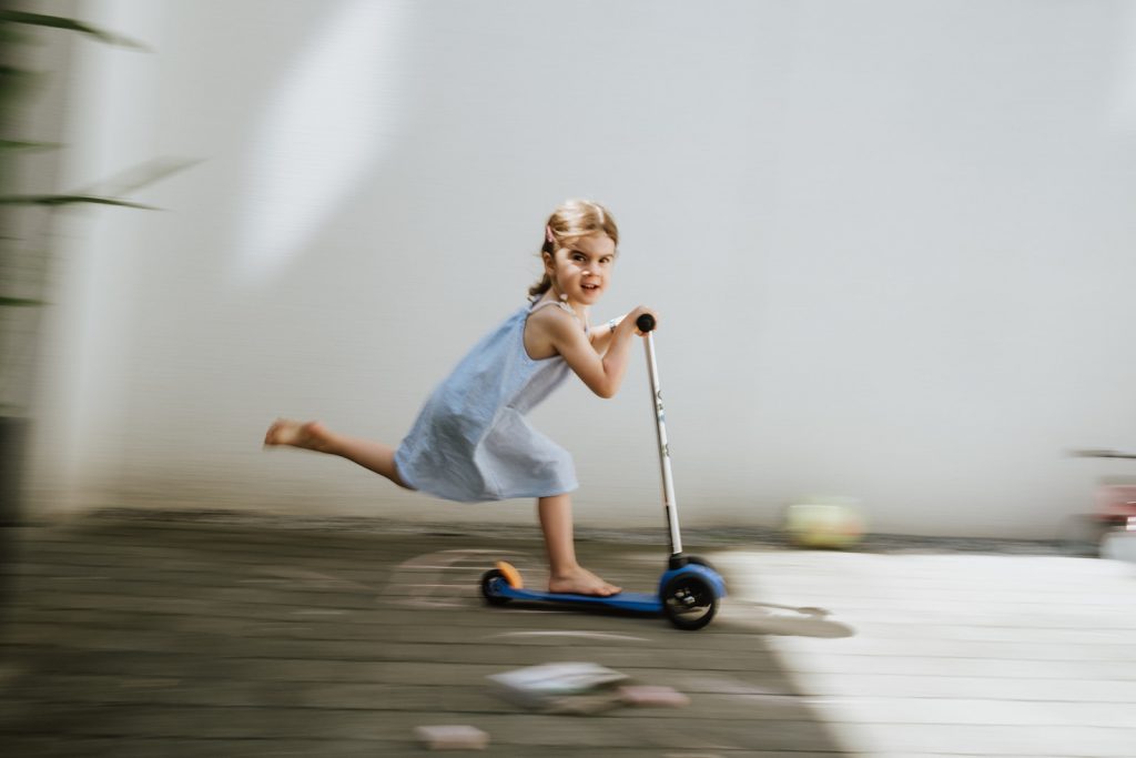 Mädchen fährt Roller