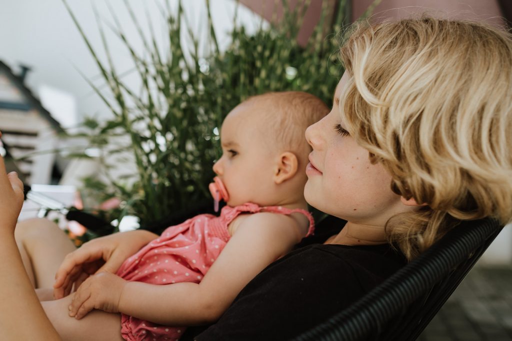 Bruder kuschelt mit seiner kleinen Schwester