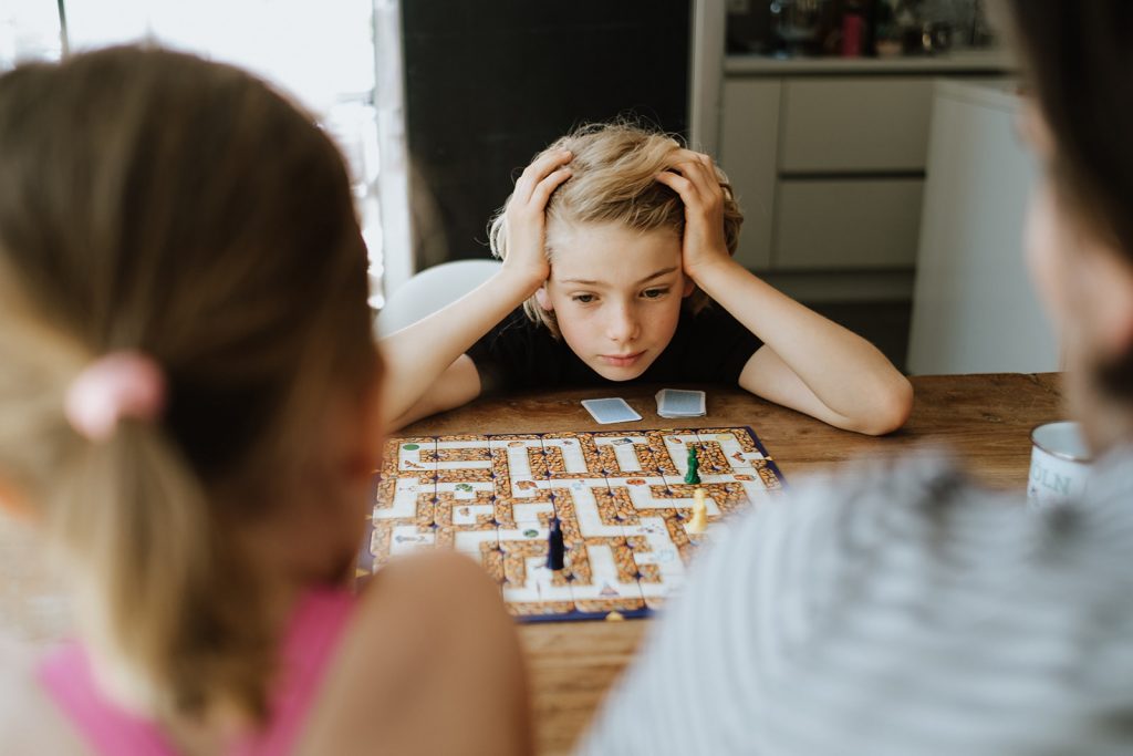 Kleiner Junge rauft seine Haare beim Spielen