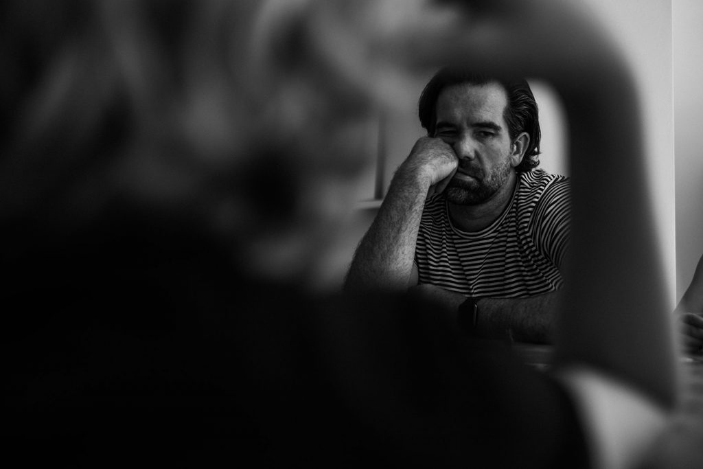 Papa sieht genervt aus beim Spielen