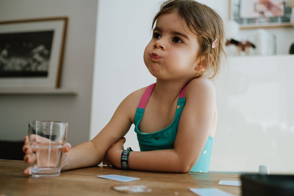 Mädchen mit Wasser im Mund