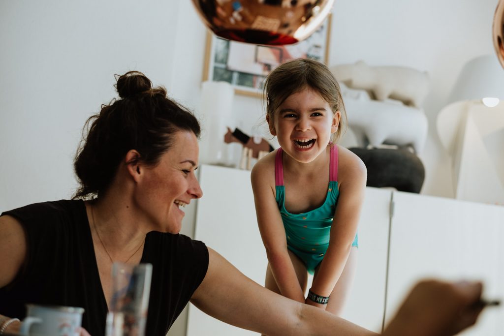 Mama und Tochter lachen herzhaft