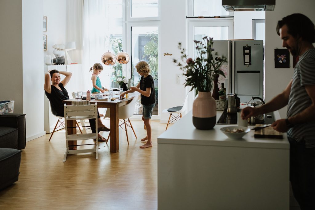 Familie sitzt am Frühstückstisch