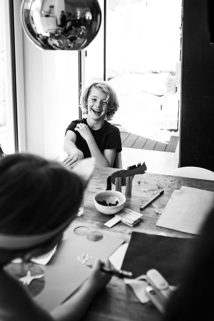 Junge lacht schwarz weiß