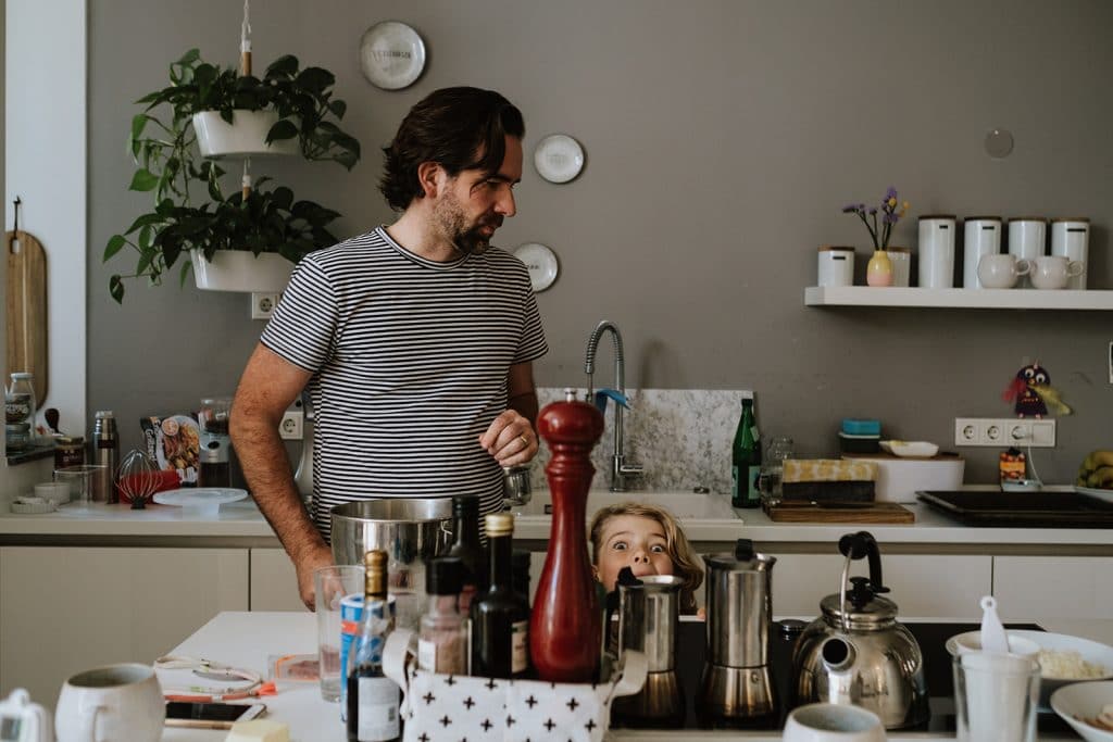 Papa und Sohn stehen in der Küche