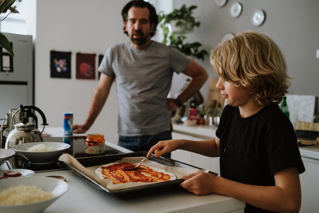 Papa und Sohn backen Pizza