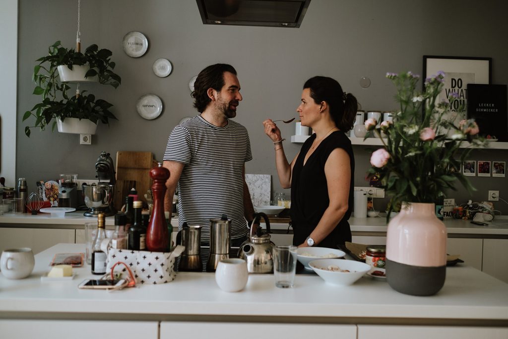 Ehepaar steht in der Küche