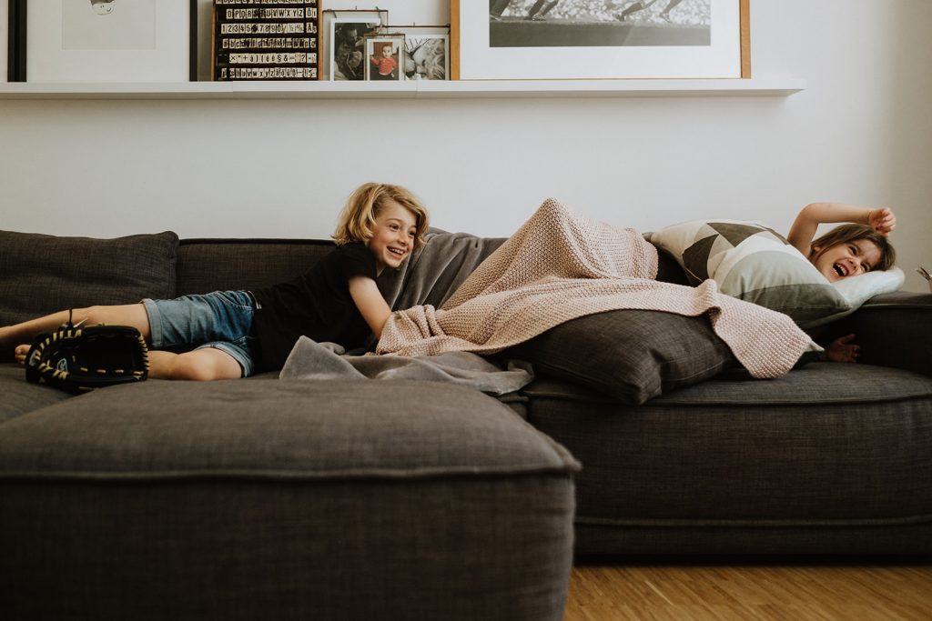 Kinder spielen auf dem Sofa