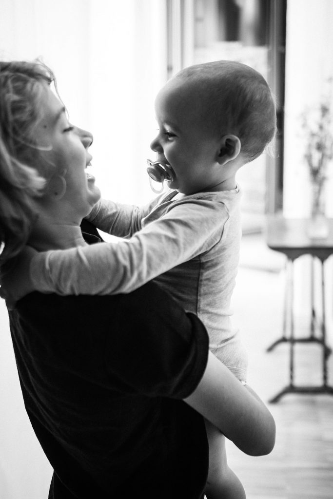 Bruder spielt mit seiner kleinen Schwester