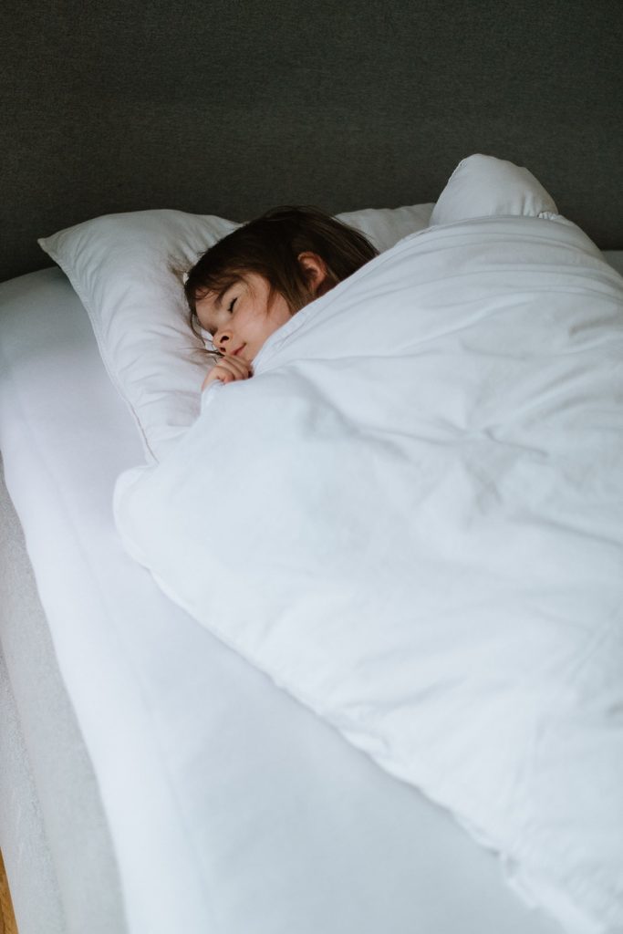 Mädchen schläft im Bett