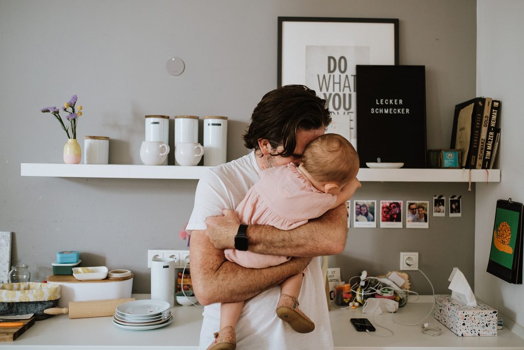 Papa kuschelt mit Baby
