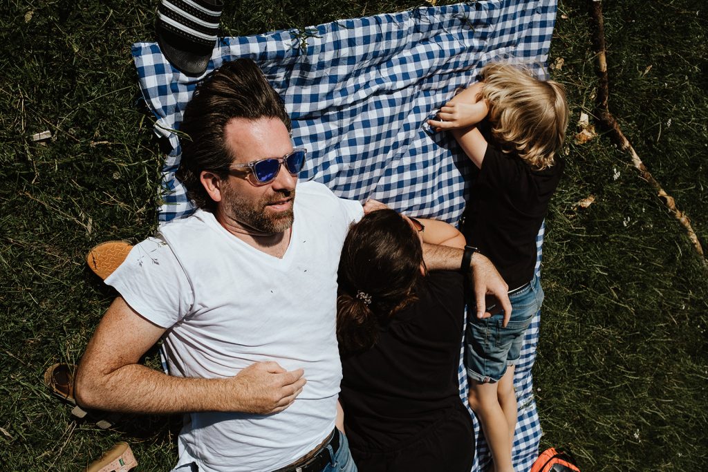 Familie macht ein Picknick